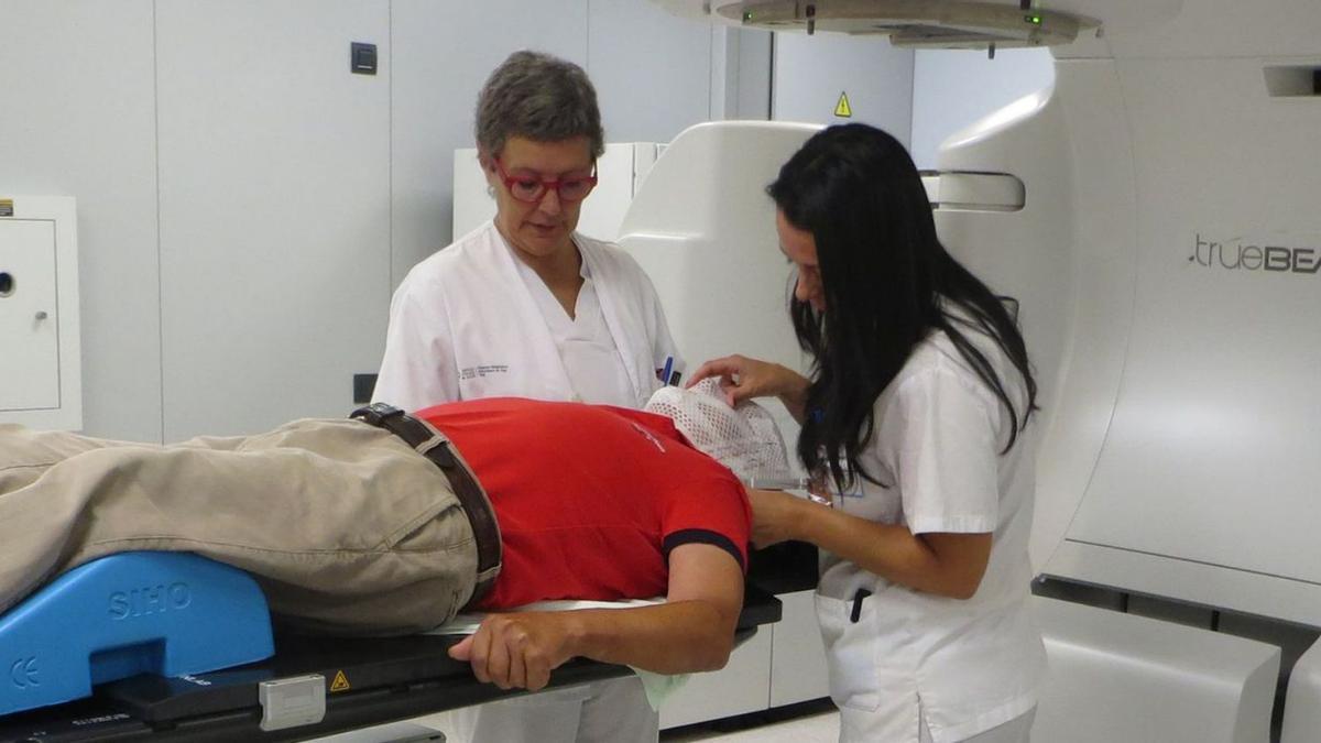 Dos sanitarias, en un tratamiento radiológico a un paciente en el Meixoeiro en 2014.