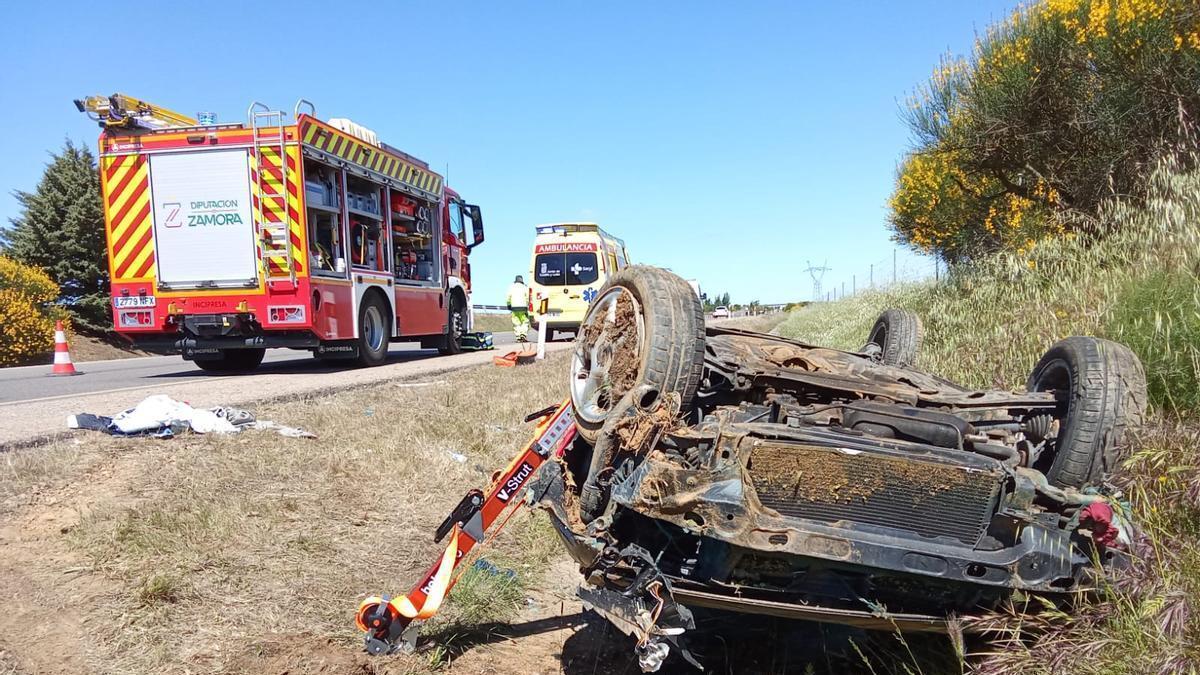 Un hombre atrapado en su turismo tras un vuelco en la A-66 Cerecinos de Campos.