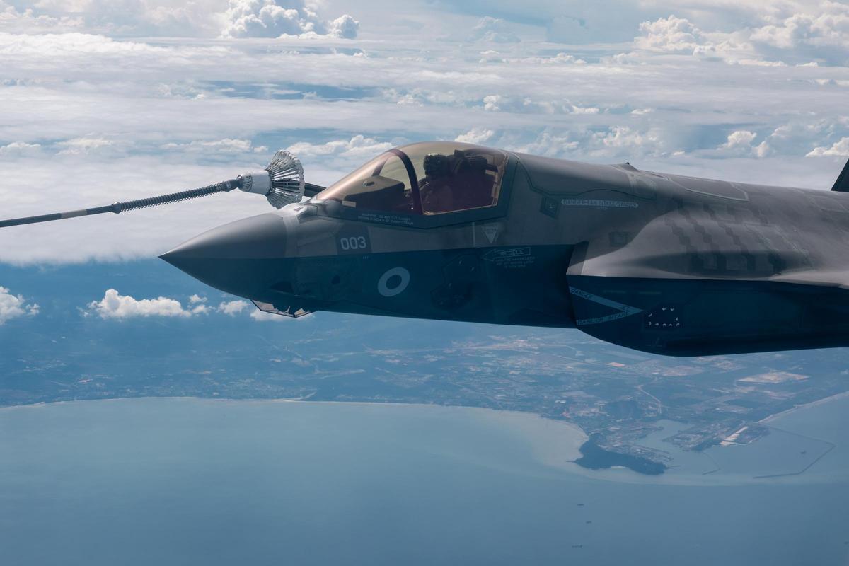 Un F 35 de la Royal Air Force británica se abastece de combustible en vuelo