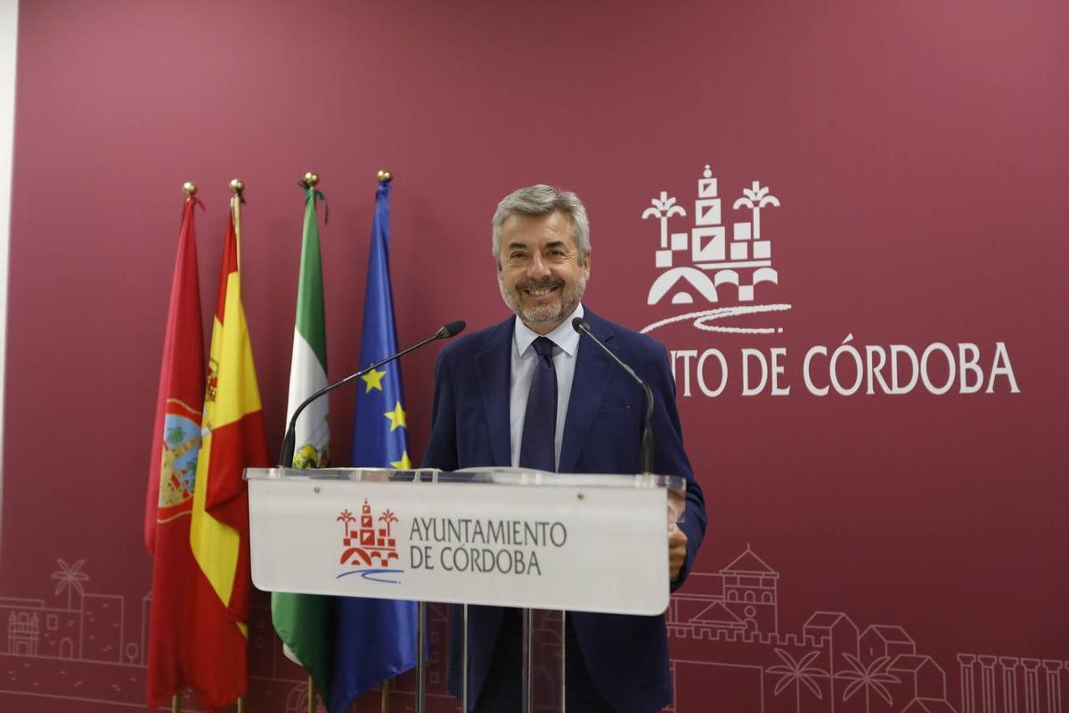 El portavoz del gobierno local, Miguel Ángel Torrico, hoy en rueda de prensa.