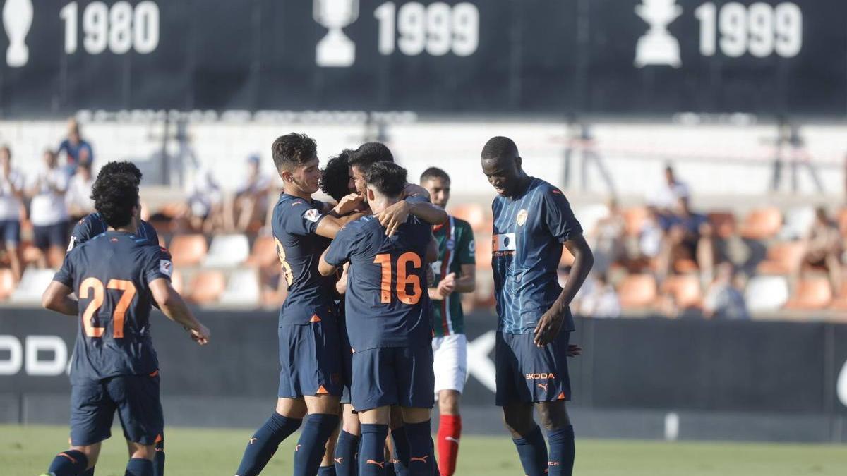 Los jugadores del Valencia celebran uno de los goles frente al Alavés