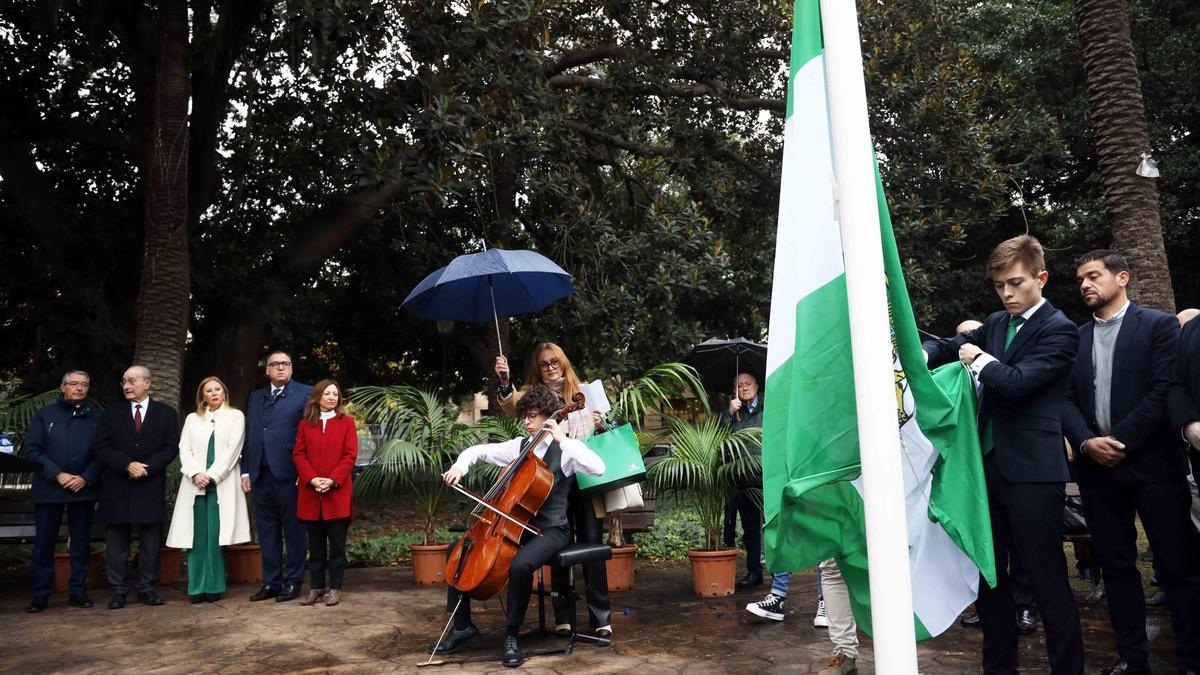 Celebración del Día de la Bandera en los Jardines Picasso.