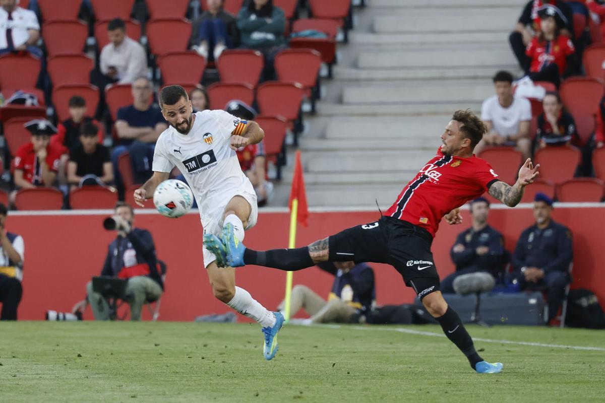PALMA, 21/04/2026.- El defensa del Mallorca Pablo Maffeo (d) disputa un balón ante el defensa del Valencia José Luis Gayà durante el partido de la jornada 33 de LaLiga EA Sports entre el Real Mallorca y el Valencia, este martes en el estadio de Son Moix.- EFE/ Cati Cladera