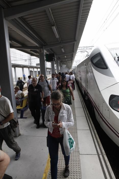 Llegada del "tren negro" a la estación de Gijón.