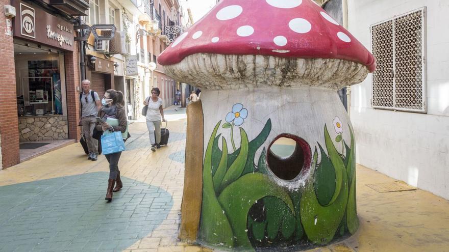 Quejas por el deterioro de las setas y los juegos infantiles de la calle San Francisco de Alicante