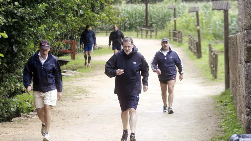 Rajoy, en una foto de verano en la ruta del agua. // Noe Parga