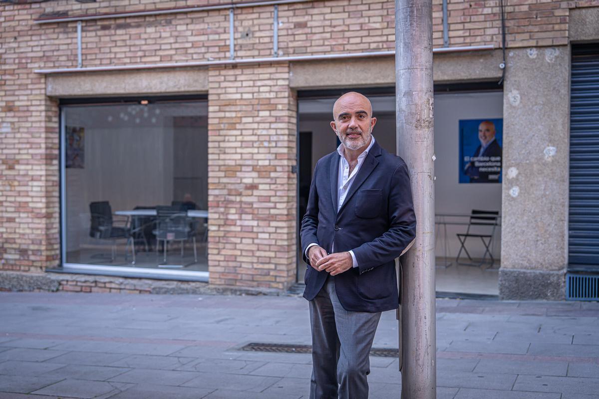 Daniel Sirera, líder del Partido Popular en Barcelona, en la primera sede del PP municipal en Nou Barris.