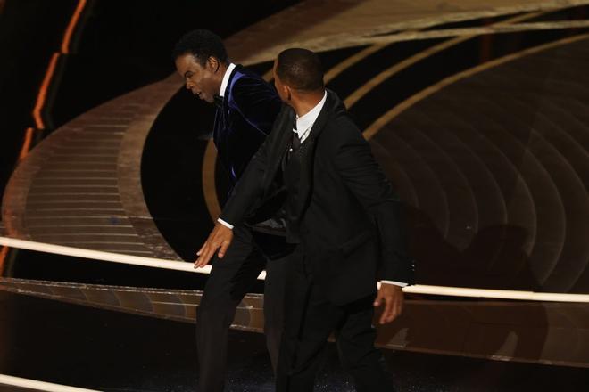 Will Smith pega a Chris Rock en la ceremonia de los Oscar