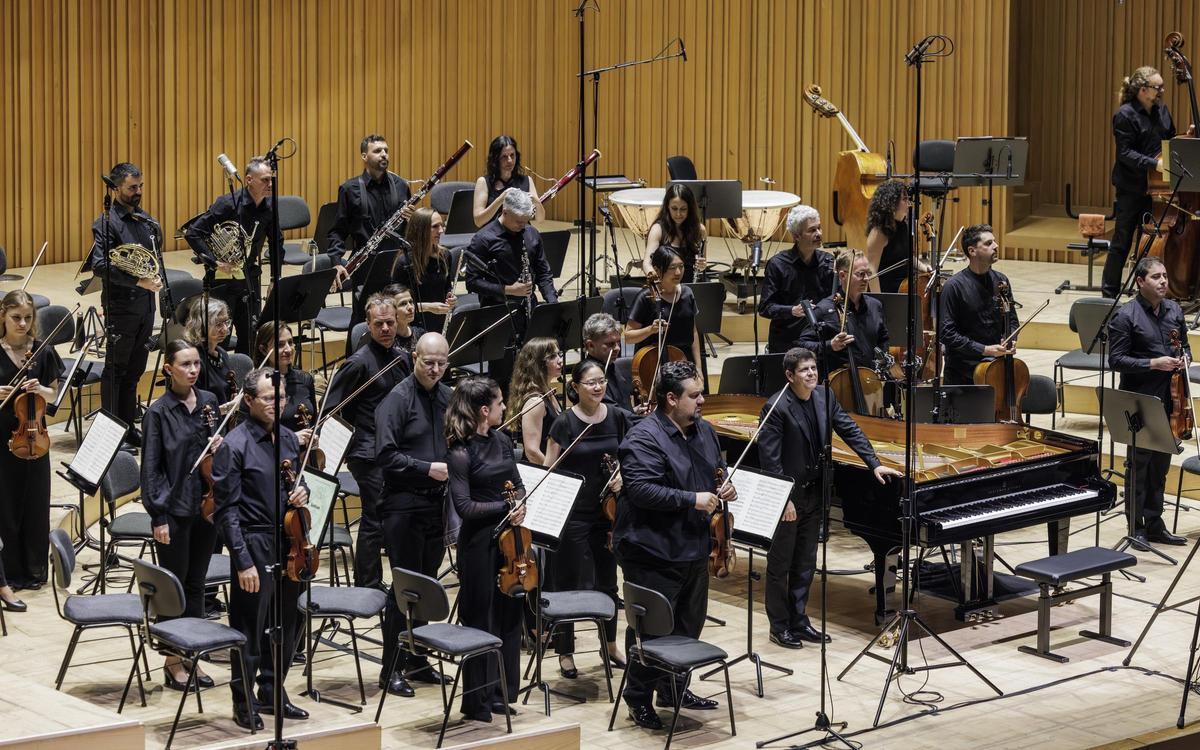 Javier Perianes al frente de la Orquestra de la Comunitat Valenciana.