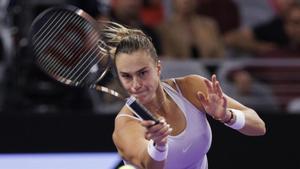 Sabalenka devuelve una bola de Swiatek