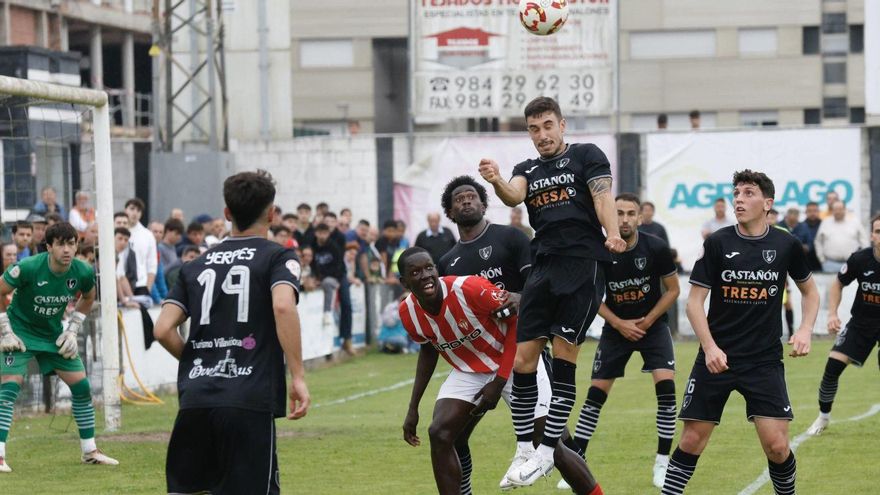 Riki rematando un balón de cabeza ante el rojiblanco Amadou y su compañero Pesquera , ayer, en Les Caleyes. | ÁNGEL GONZÁLEZ