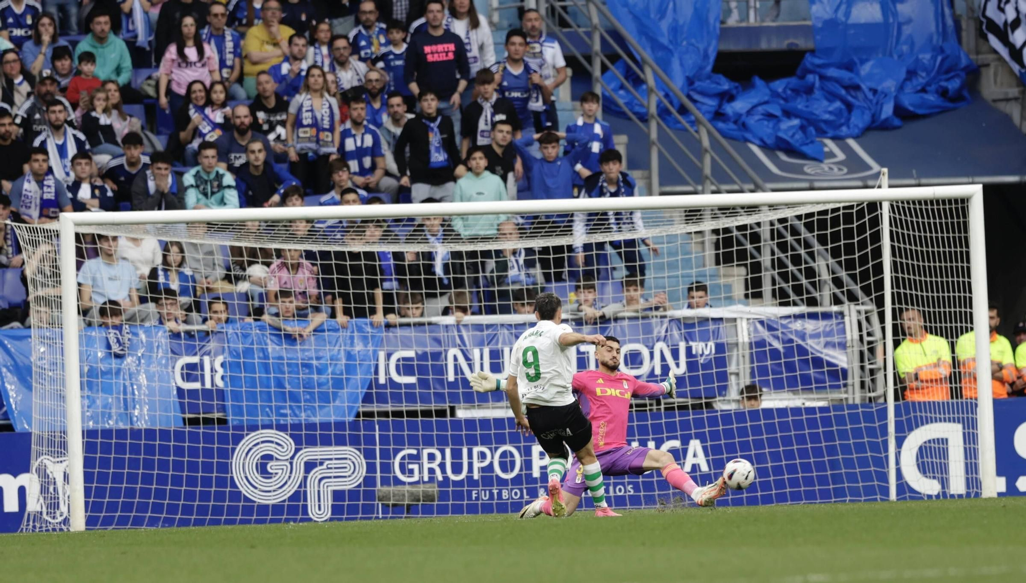 EN IMÁGENES: Partido y ambientazo del Real Oviedo-Racing de Santander disputado en el Tartiere