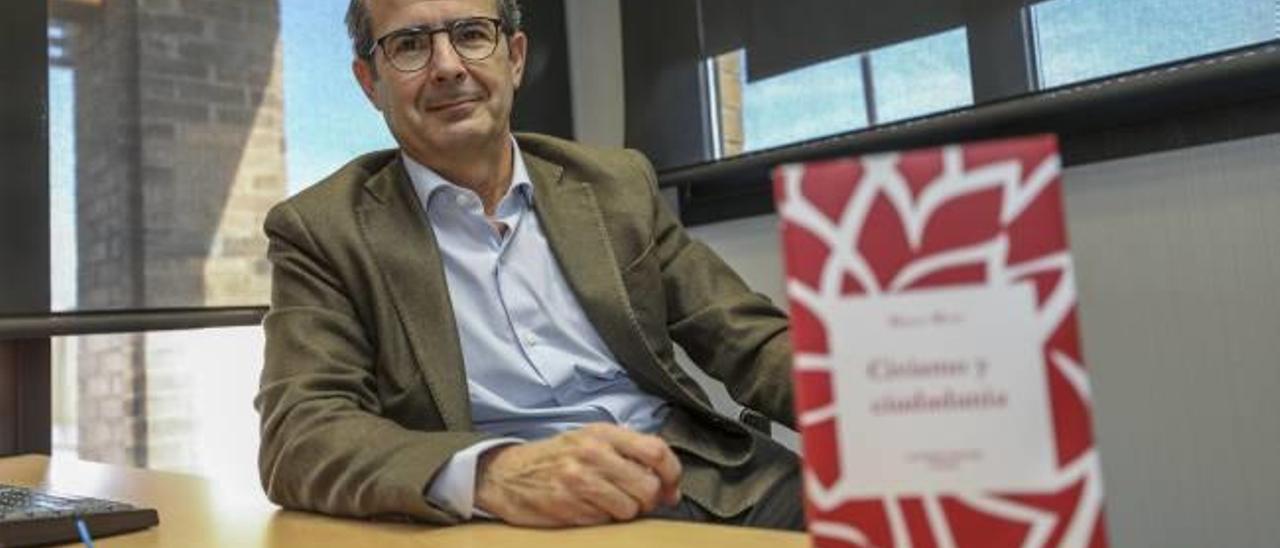 El profesor y filósofo Higinio Marín, junto a un ejemplar de Civismo y ciudadanía.