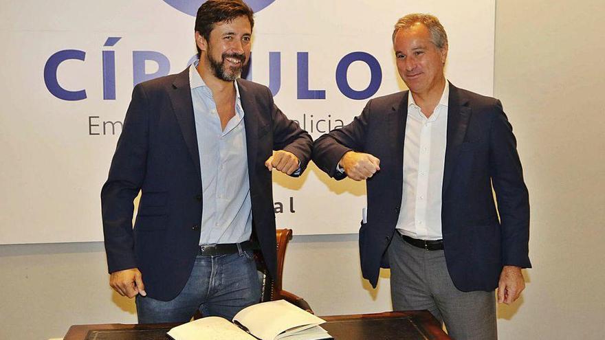Antón Gómez Reino (izq.) con el secretario del Círculo de Empresarios, Alberto Rocha.