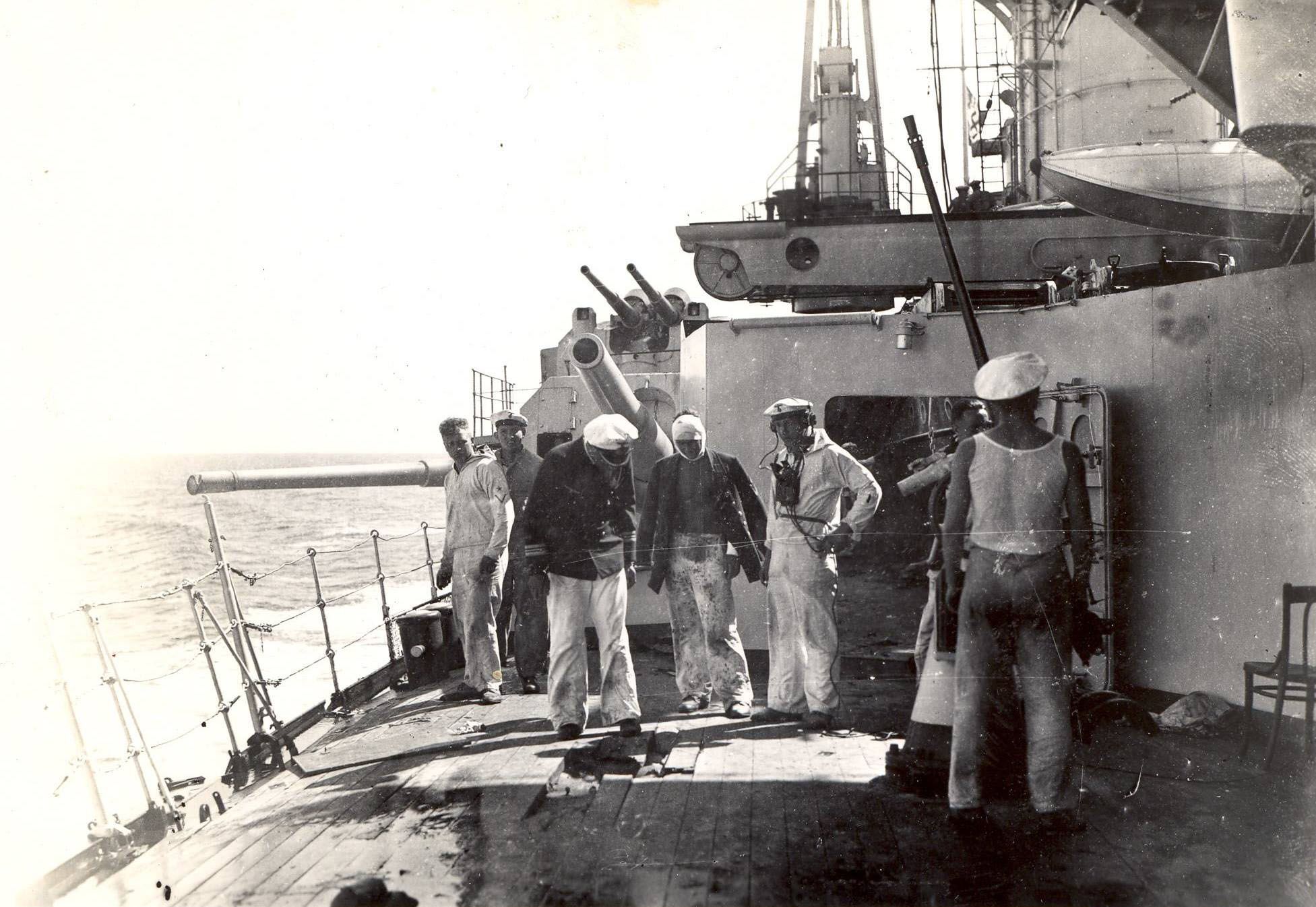 Agujero producido por la bomba en la cubierta del buque.