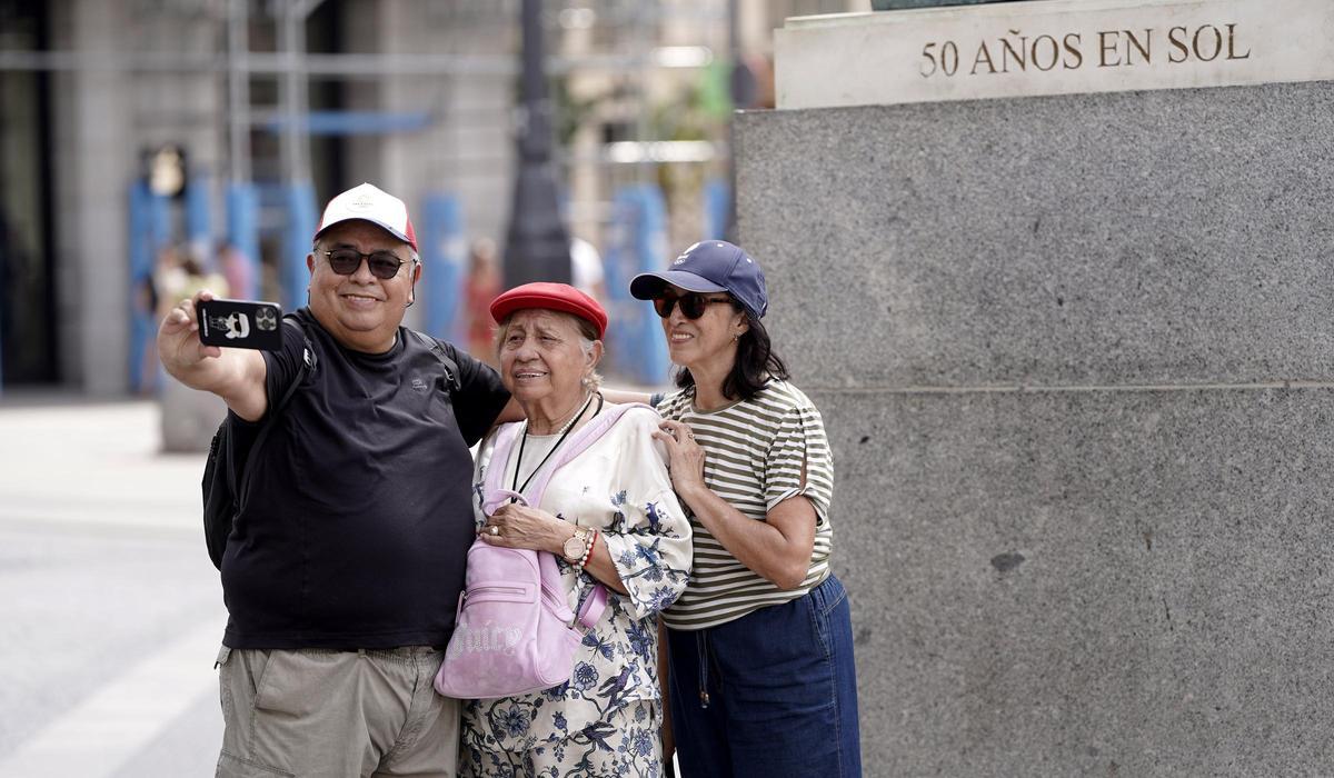 Personas mayores paseando por el centro de la ciudad