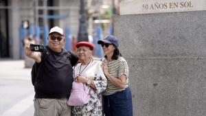 Personas mayores paseando por el centro de la ciudad