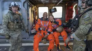 La astronauta del Artemis II, Christina Koch, entrenando para readaptarse a la gravedad