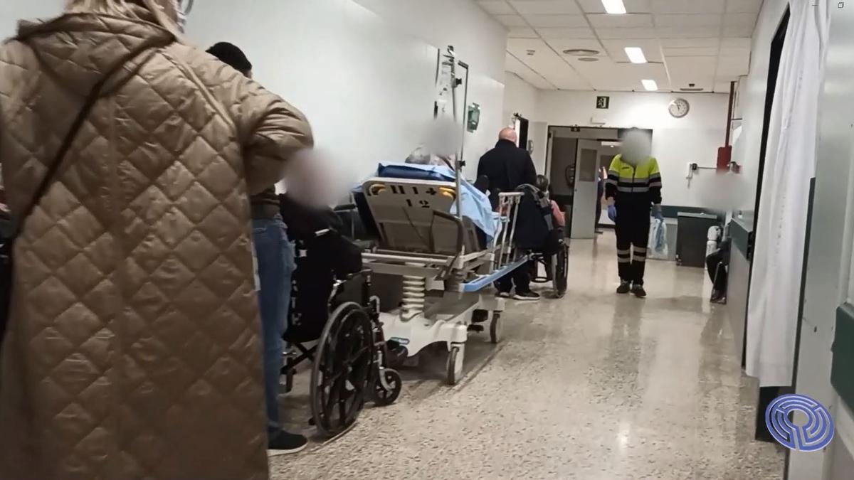 Pacientes nos corredores das urxencias do CHUS agardando a ser atendidos