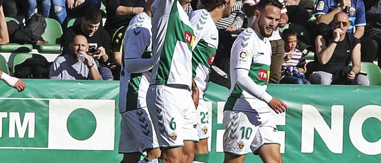 Manuel Sánchez celebra con sus compañeros el 1-0 del Elche del pasado domingo.