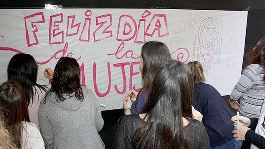 Estudiantes de la Universidad Cardenal Herrera realizan una pancarta durante la conmemoración del Día Internacional de la Mujer en 2017