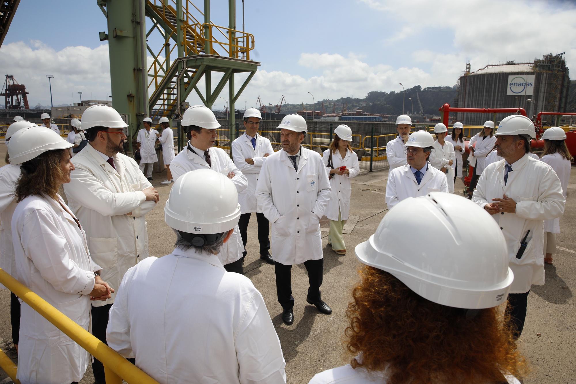 Teresa Ribera visita la planta regasificadora de El Musel