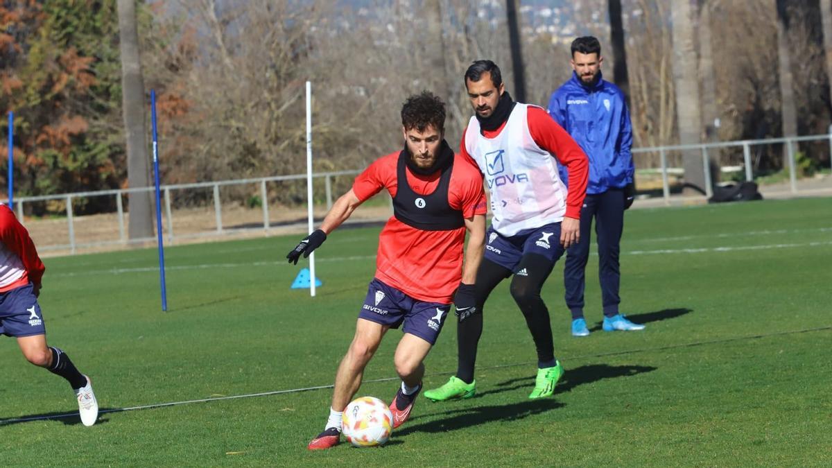 Armando Shashoua conduce el esférico en un entrenamiento.