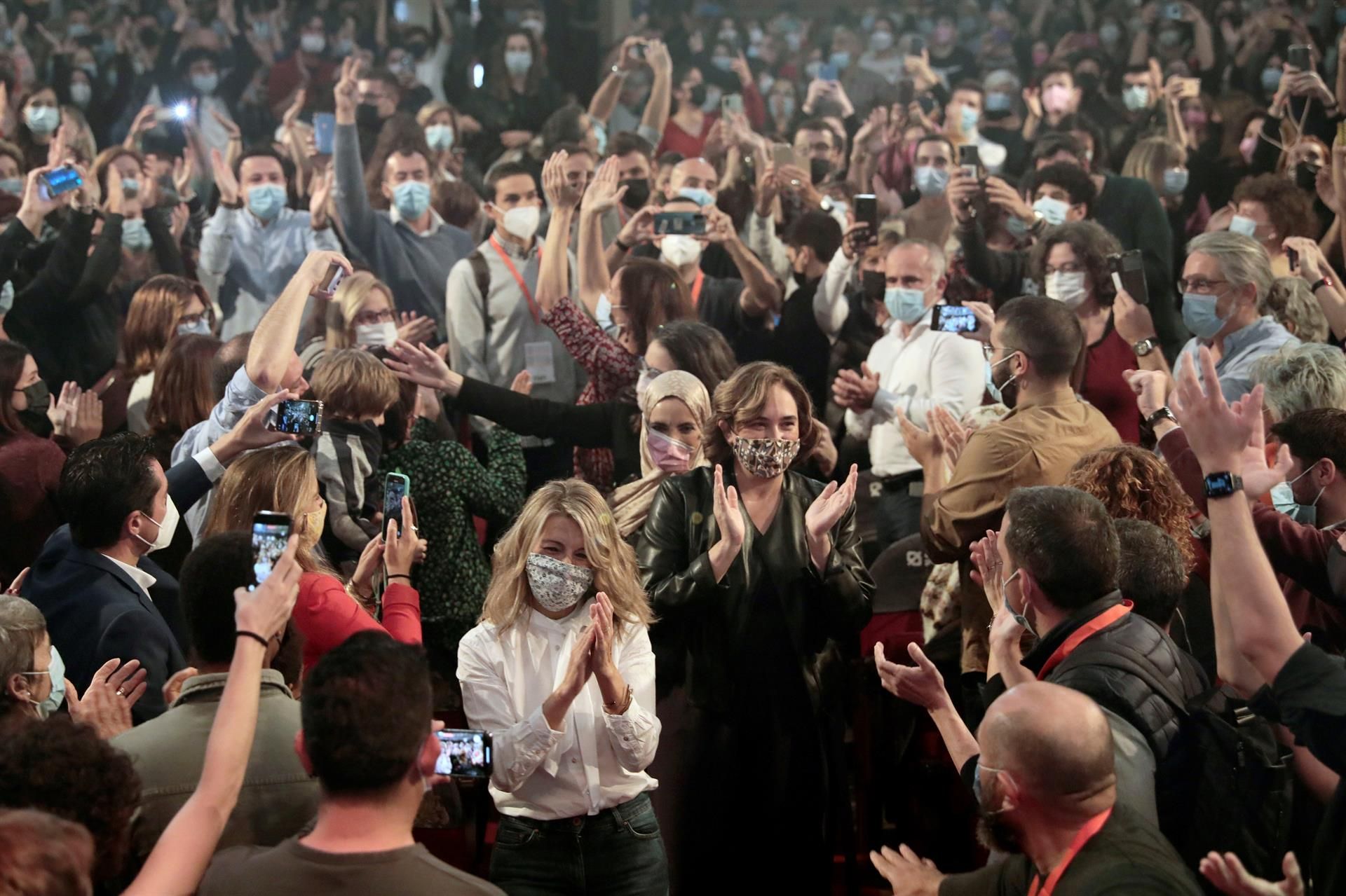 Yolanda Díaz junto a Ada Coleu entre la multitud del acto de Valencia.