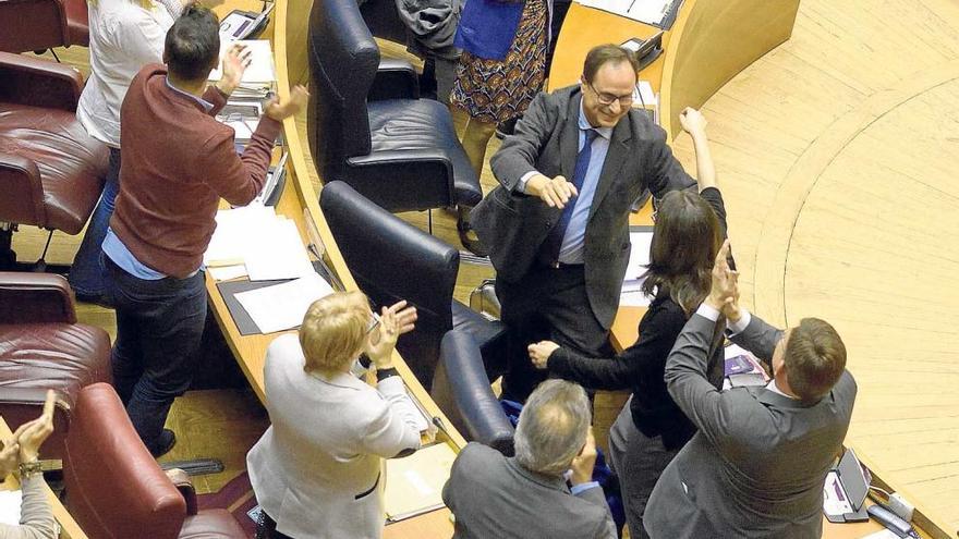 Soler, Oltra y Puig celebraron la aprobación de los presupuestos entre aplausos y abrazos.