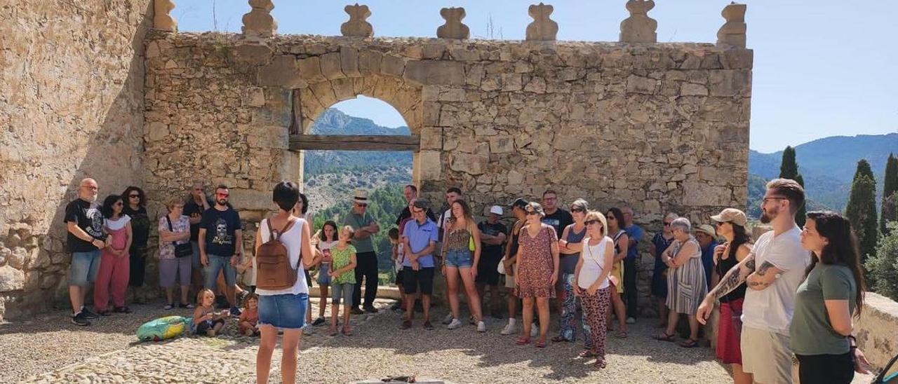 Imagen de una de las visitas guiadas por el castillo de la localidad, que atrajo a un buen número de participantes.