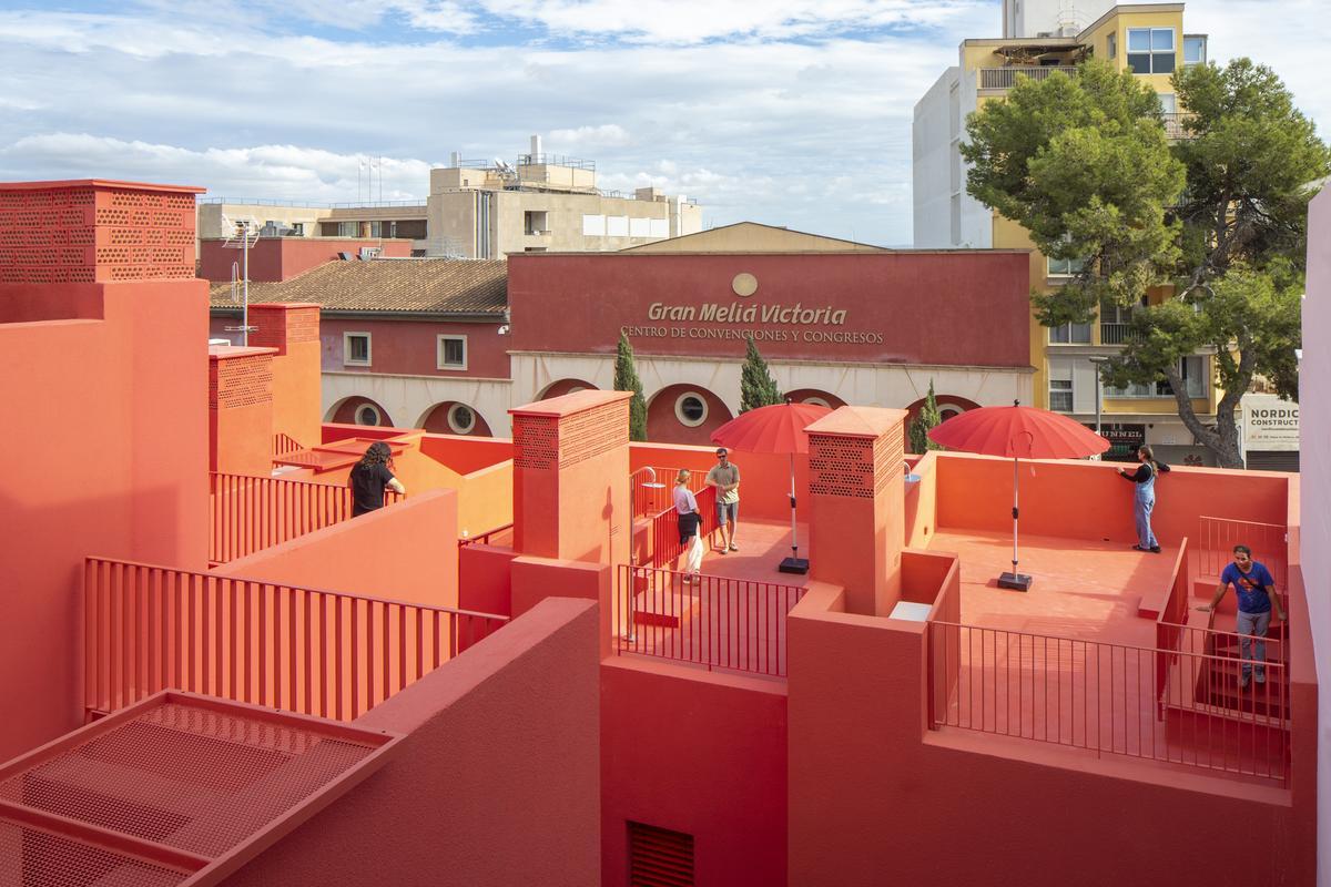 Dachterrassen mit Duschen statt Pools im roten Gebäude an der Plaça Gomila