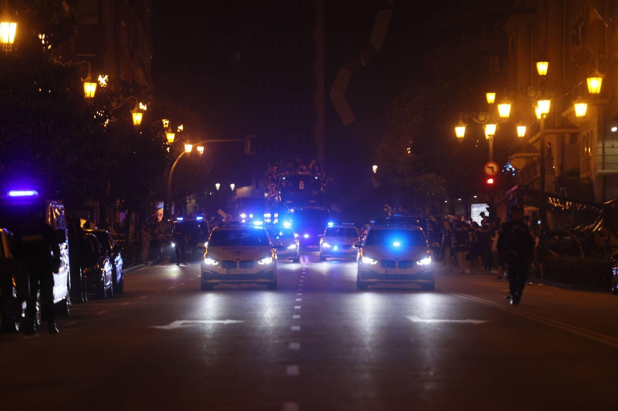 Así se celebró el ascenso del Oviedo a Primera: la afición estalla en una noche histórica