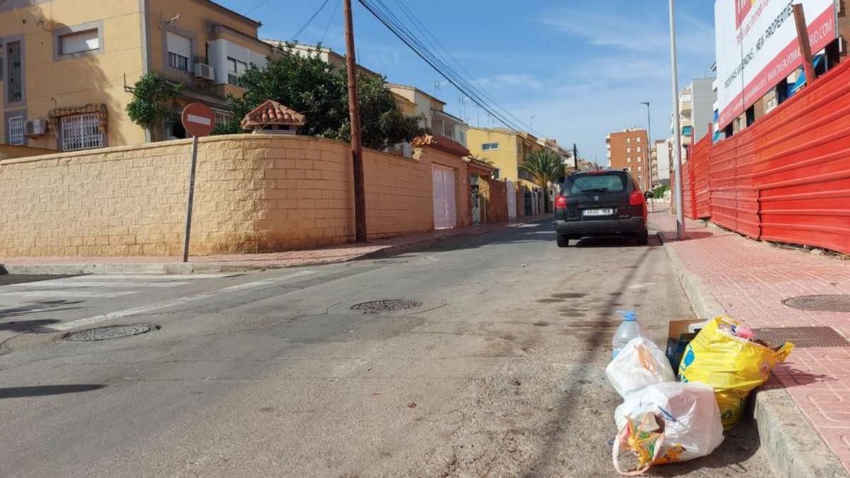 Bolsas acumuladas en la calle Pleamar donde antes había un contenedor.  | INFORMACIÓN