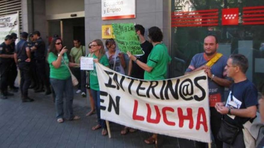 La policía impide a decenas de profesores interinos la entrada en una oficina del INEM