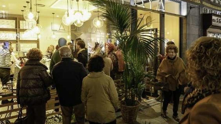 Exterior de la confitería reabierta ayer en la calle Corrida.