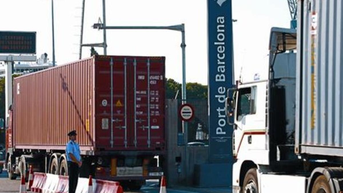 Tráfico de camiones en la entrada del puerto de Barcelona, en la Zona Franca.