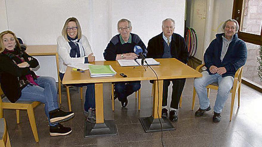 Por la izquierda, Carmen Fernández, Ana Gutiérrez, Agustín López, José Luis Avín y Carlos Carús, de la plataforma, ayer, en Nueva de Llanes.