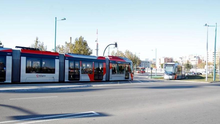 Los conductores aguardan en el semáforo hasta doce minutos