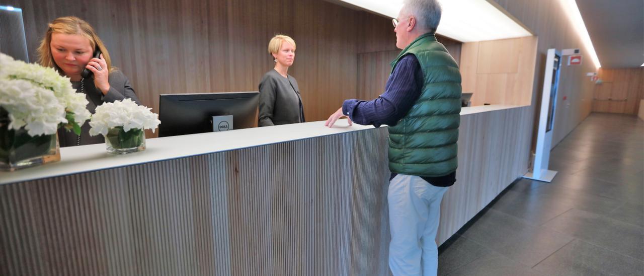 Un cliente en la recepción del Hotel Palma Bay.