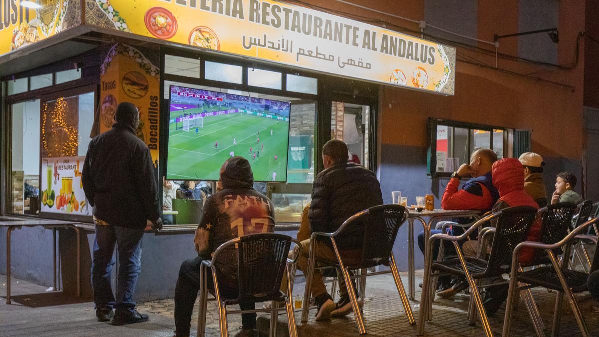 Aficionados de Marruecos siguen el encuentro en un restaurante de Son Gotleu.