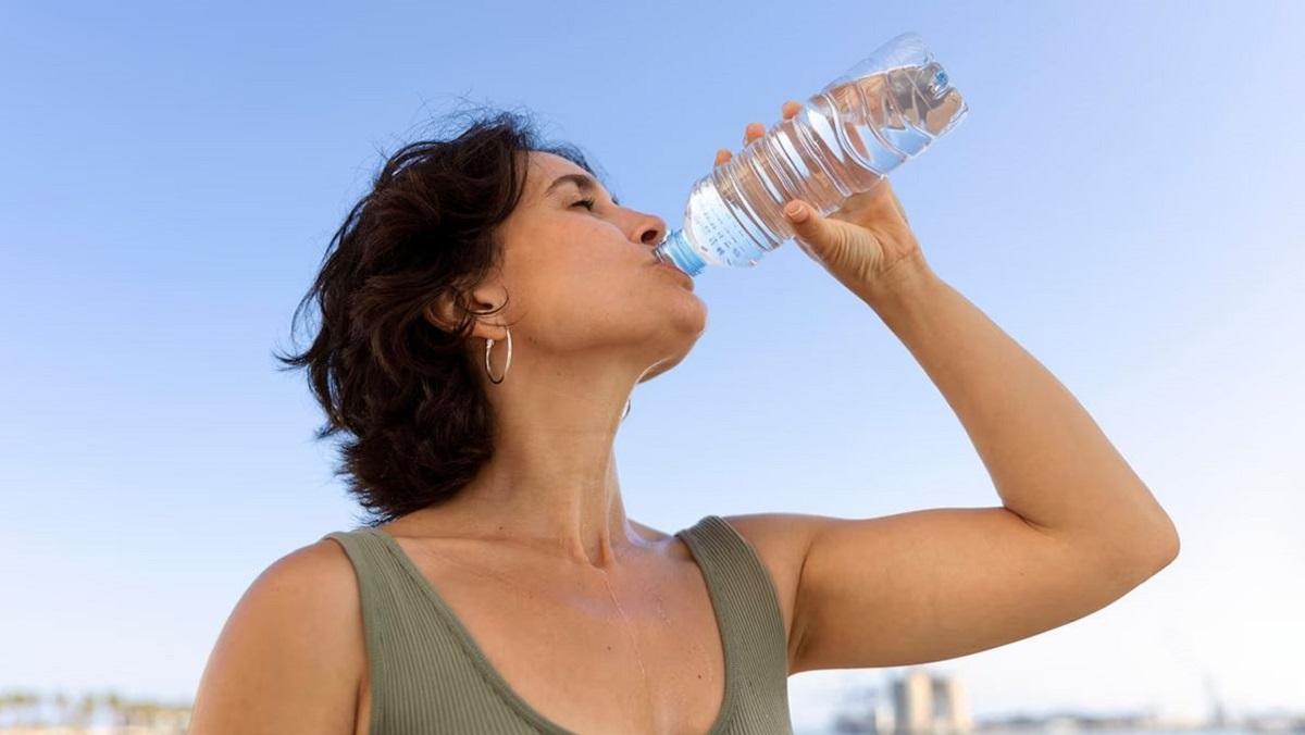 Beber agua, uno de los secretos para adelgazar al acelerar el metabolismo.