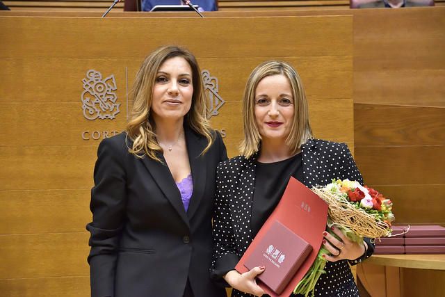 Las Corts premia el trabajo de la periodista de Levante-EMV Julia Ruiz