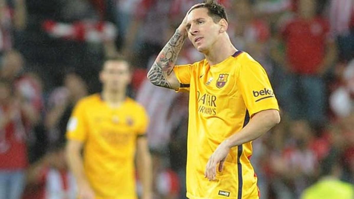 Leo Messi se lamenta de uno de los goles del Athletic Club en la ida de la Supercopa de España