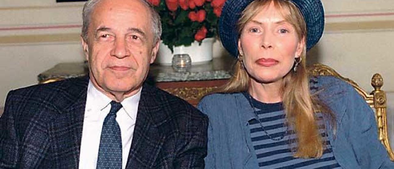 Pierre Boulez, junto a la cantante canadiense Joni Mitchell, en 1996.