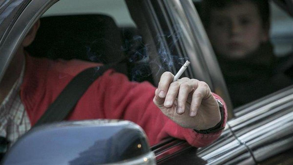 Aunque no lo creas, así puede multarte la DGT por fumar mientras conduces
