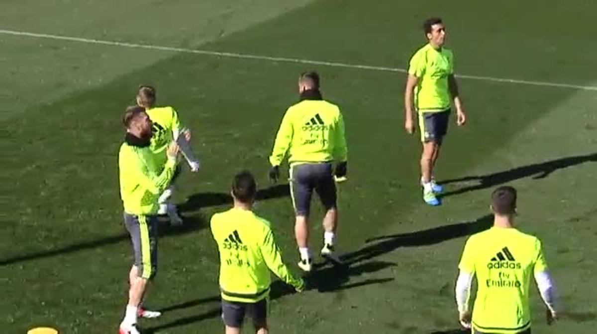 El Reial Madrid s’ha entrenat aquest matí a Valdebebas de cara al clàssic. Durant la sessió Kroos ha patit un cop al peu dret i ha hagut de ser atès pels metges.