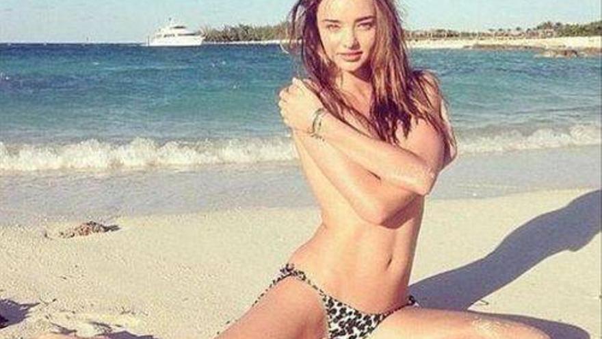 Miranda Kerr, en toples para anunciar su línea de belleza