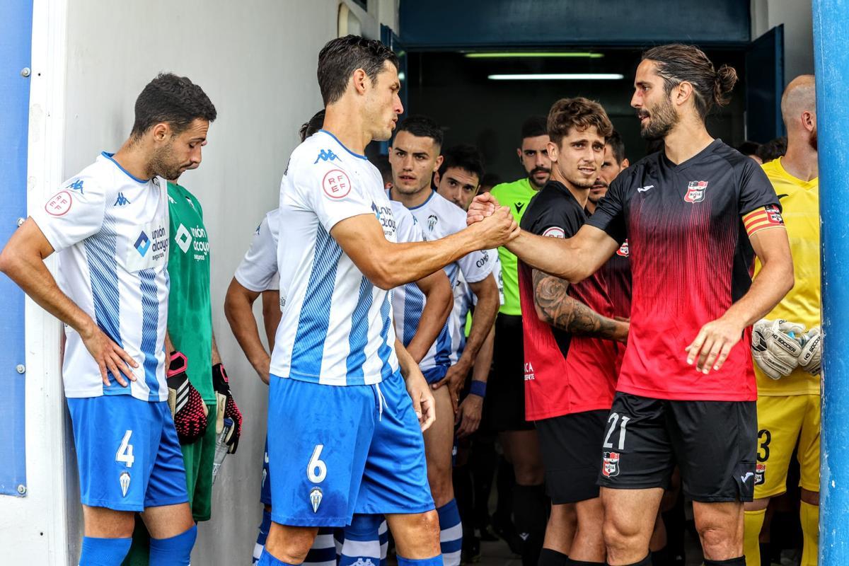 Futbolistas de Alcoyano y La Nucía se saludan