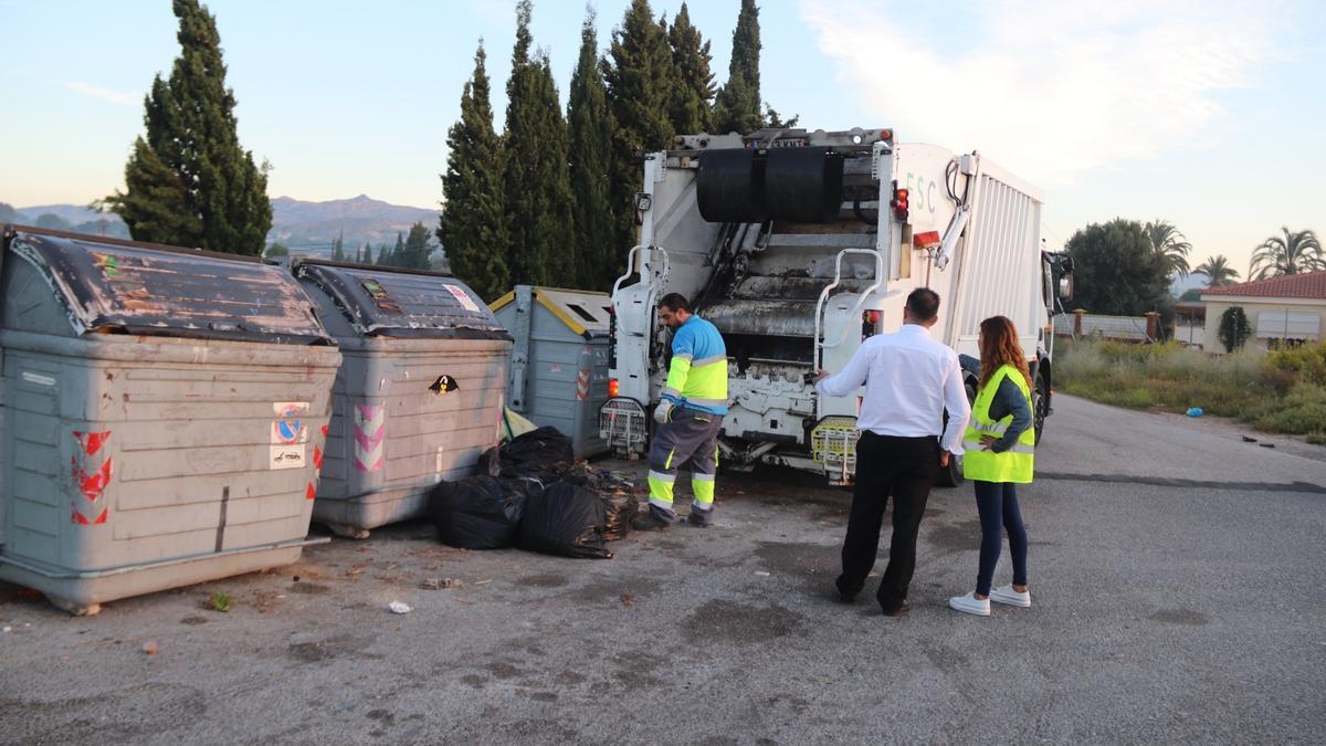Un operario recoge bolsas de basura dejadas a los pies de un contenedor en San Vicente