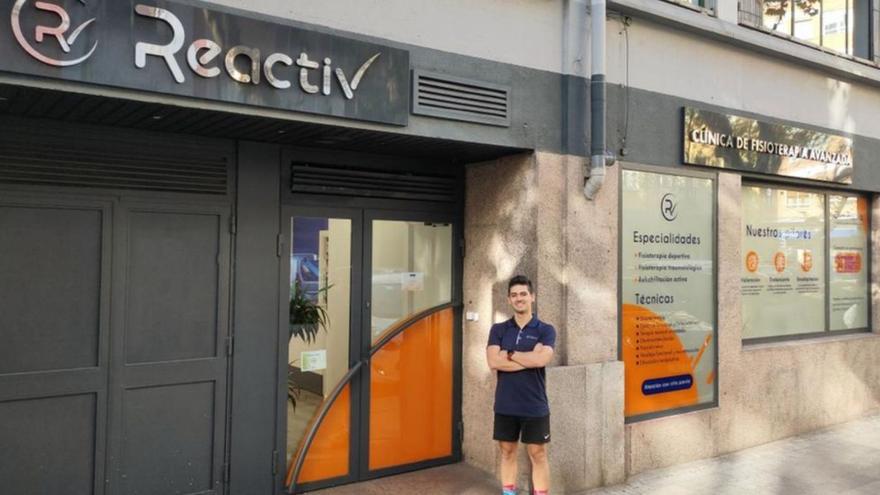 Sergio García posando en la puerta de su clínica. | Cedida.